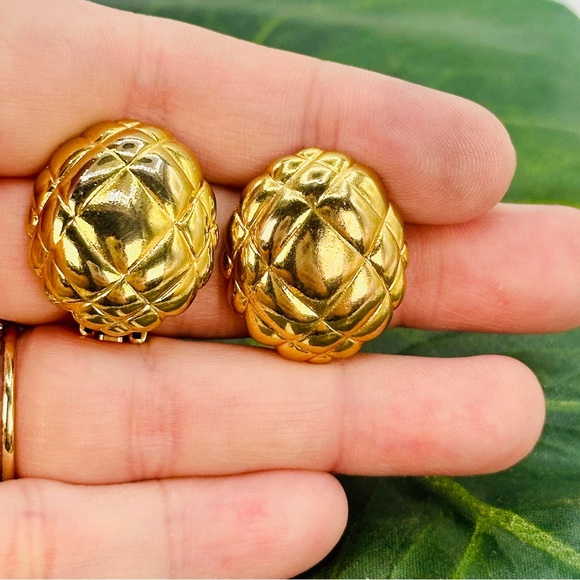 Vintage Clip On Quilted Earrings Gold Tone 80s Button Earrings Classic Glam - Picture 1 of 6